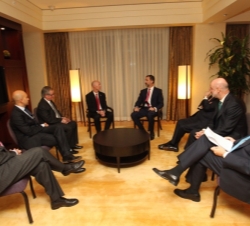 Don Felipe durante el encuentro que mantuvo con el gobernador de Florida, Rick Scott, junto al ministro de Asuntos Exteriores español, el embajador de